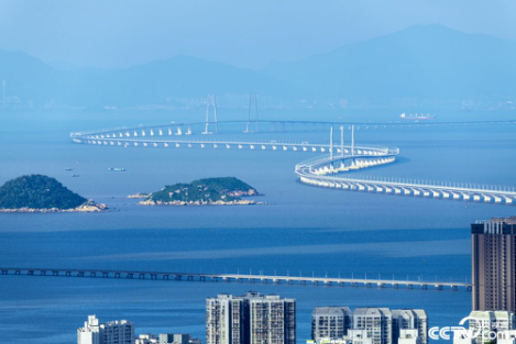 港珠澳大桥于2018年10月24日上午9时正式通车。港珠澳大桥全长55公里，集桥、岛、隧于一体，是世界最长的跨海大桥。