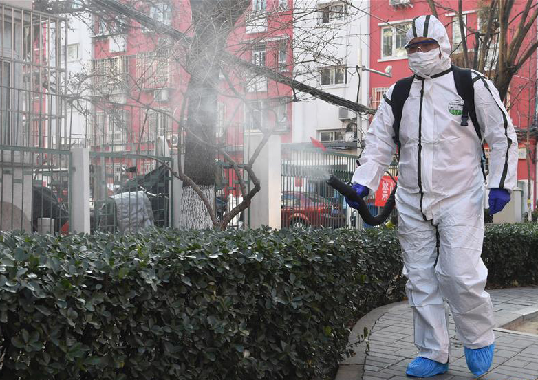 1月29日，北京市海淀区学院路街道聘请专业工作人员对社区内的重点区域进行卫生消毒。
