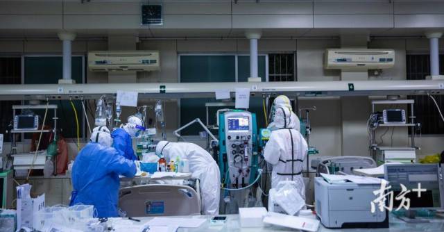 晚班的荆州市中心医院内，医疗队队员们正在照料病人。