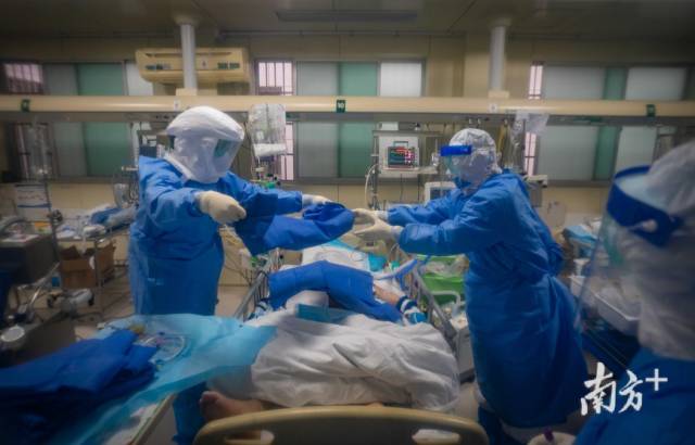 广东医疗队队员们准备进行一场ECMO手术。