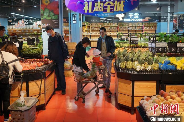 6月6日，拉萨民众在超市选购商品。　江飞波 摄