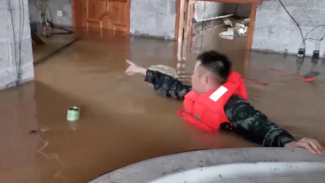 抱！背！举！托！子弟兵来救我们了！