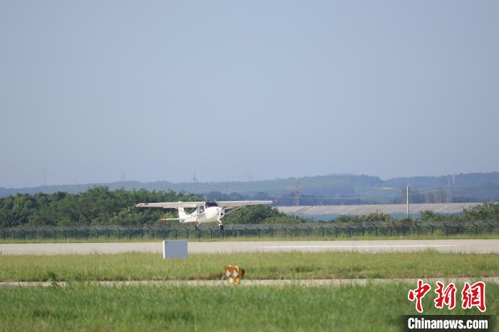 “领雁”AG50轻型运动飞机在湖北荆门成功首飞 熊东东 摄