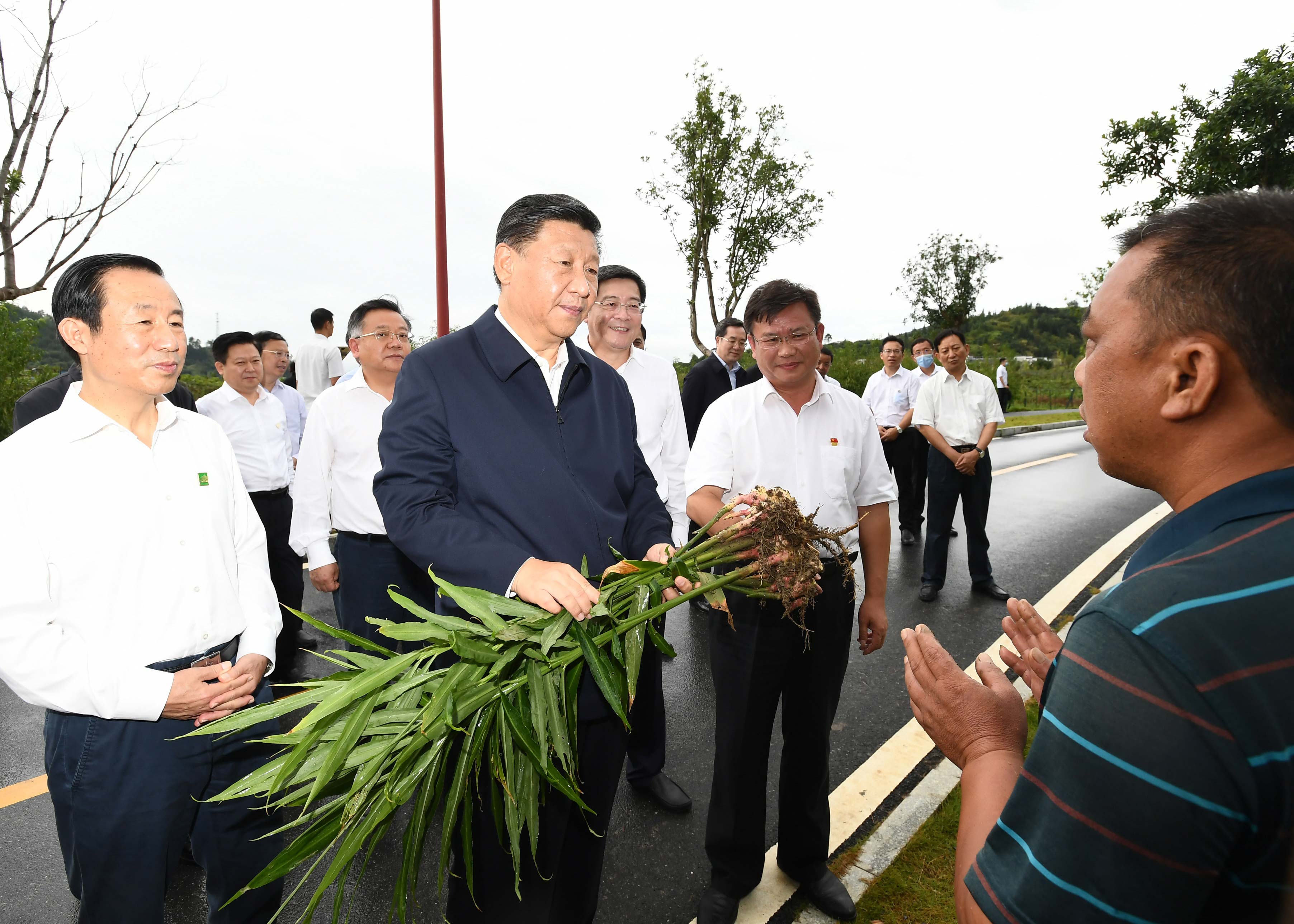 9月16日至18日，中共中央总书记、国家主席、中央军委主席习近平在湖南考察。这是16日下午，习近平在郴州市汝城县文明瑶族乡沙洲瑶族村沙洲现代农旅示范基地，了解扶贫产业发展和增收情况。