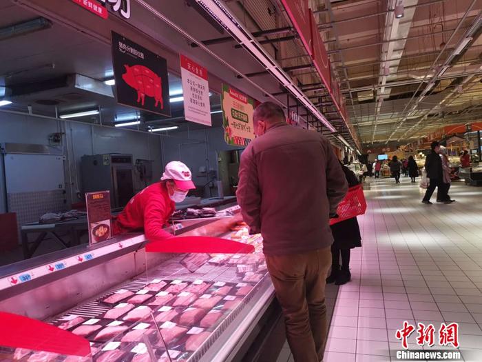 图为北京丰台区一家超市内的猪肉区。 谢艺观 摄