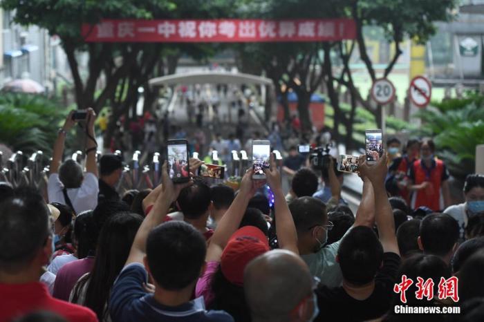 资料图:2020年7月7日,重庆市第一中学校考点,家长迎接孩子。 <a target= 点击进入下一页
