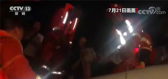 暴雨中又见温暖的橙黄色身影 直击河南郑州消防救援现场