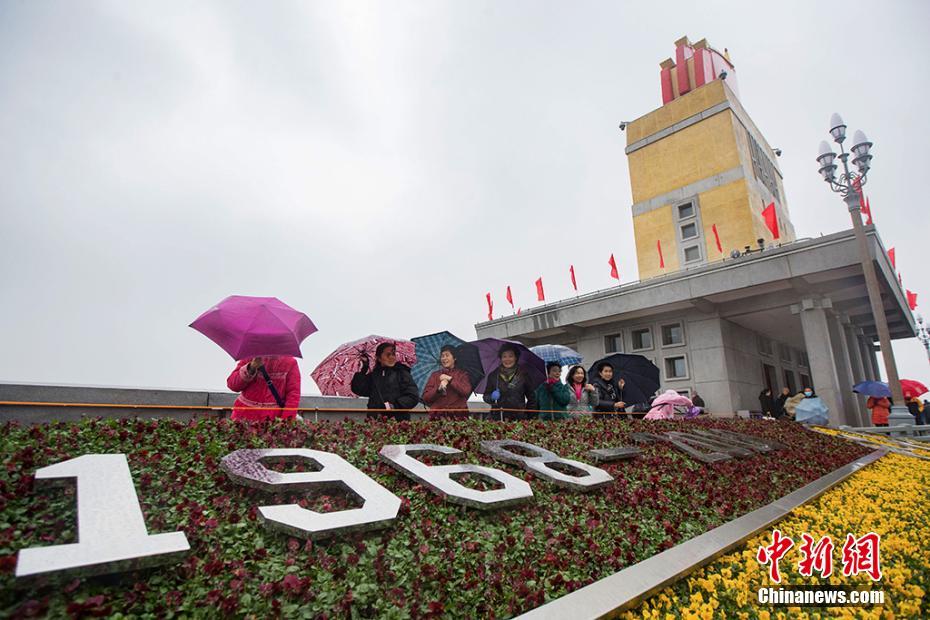 民众冒雨涌上南京长江大桥赏“新颜”