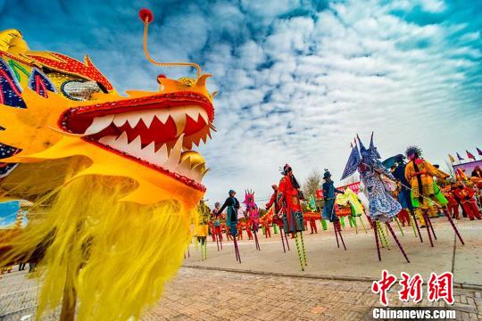 连日来，丝绸之路国际文化旅游名城甘肃敦煌社火展演如火如荼。　王斌银　摄
