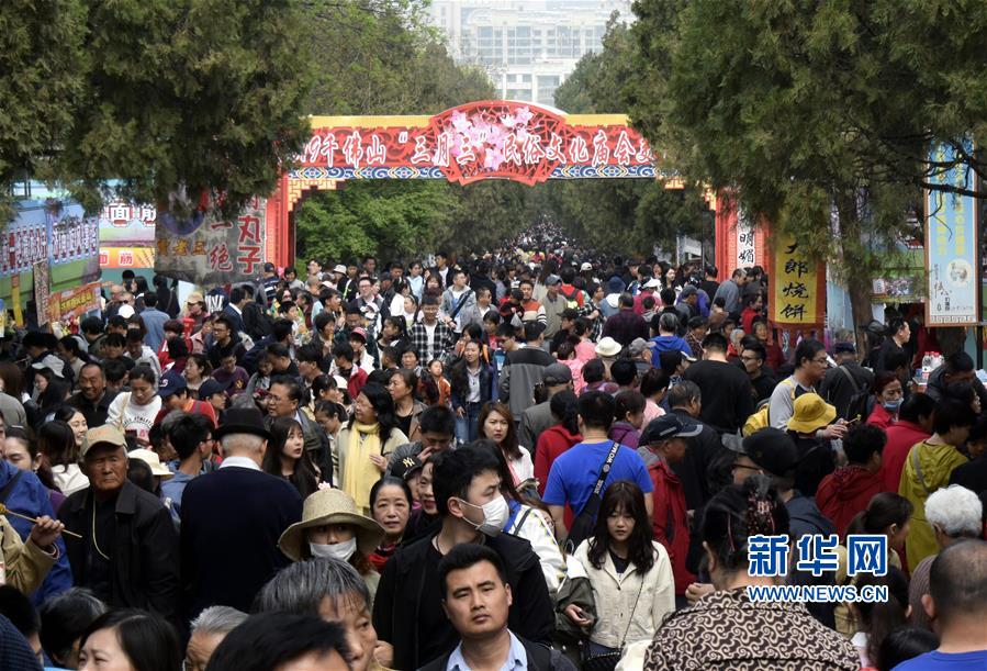 （社会）（1）济南：“三月三”逛庙会