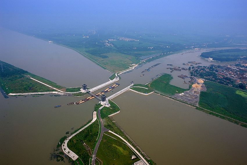 亚州最大的水上立交工程 京杭大运河与淮河入海水道交汇的淮安水利枢纽工程 。    缪宜江摄
