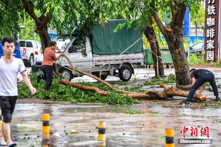 台风“韦帕”携强风雨登陆海南 海口多路段积水成“泽国”