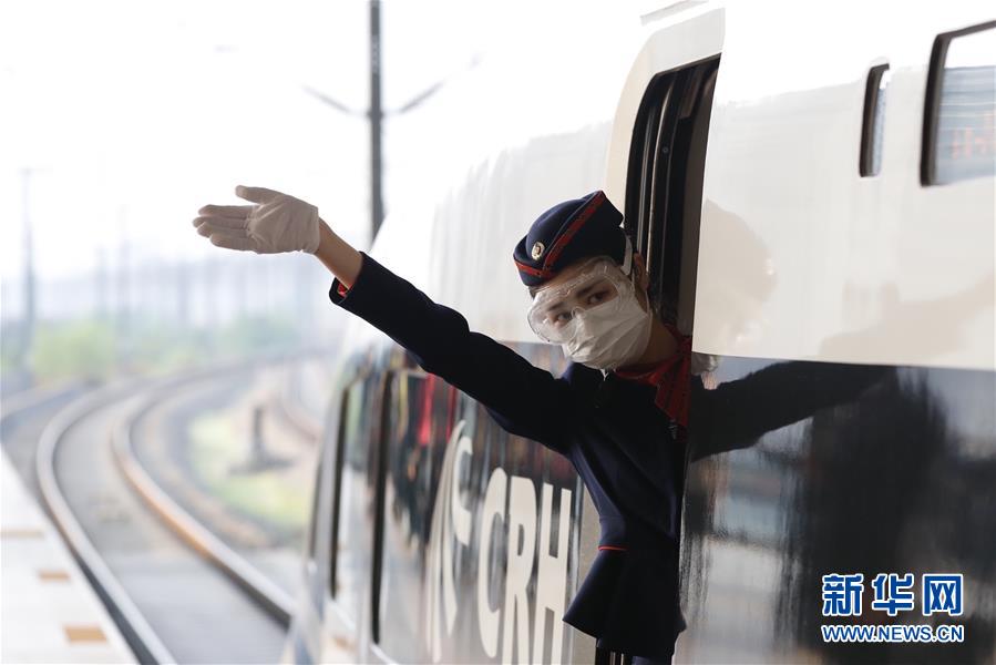 （聚焦疫情防控）（1）武汉开出“解封”后开往湖北省外的首趟始发列车