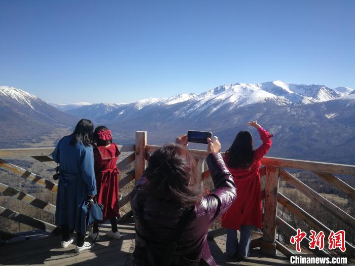 游客登上观鱼台远眺雪山。　王小军 摄