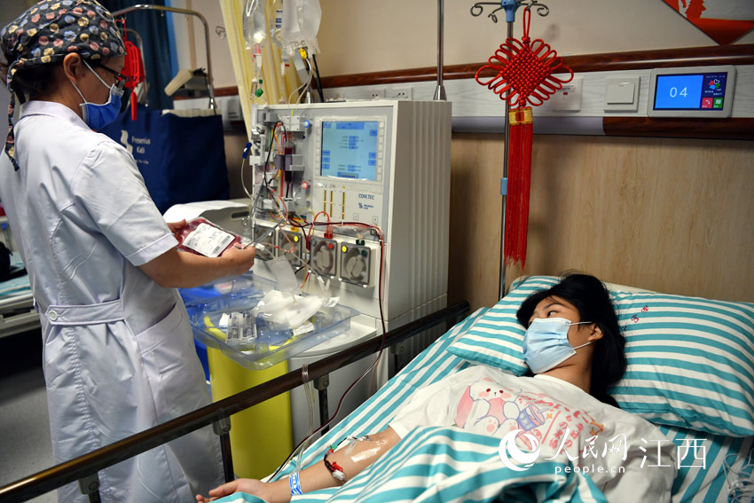 采集室内，新余19岁校大学生黄美华正在进行造血干细胞捐献。（人民网 时雨摄）