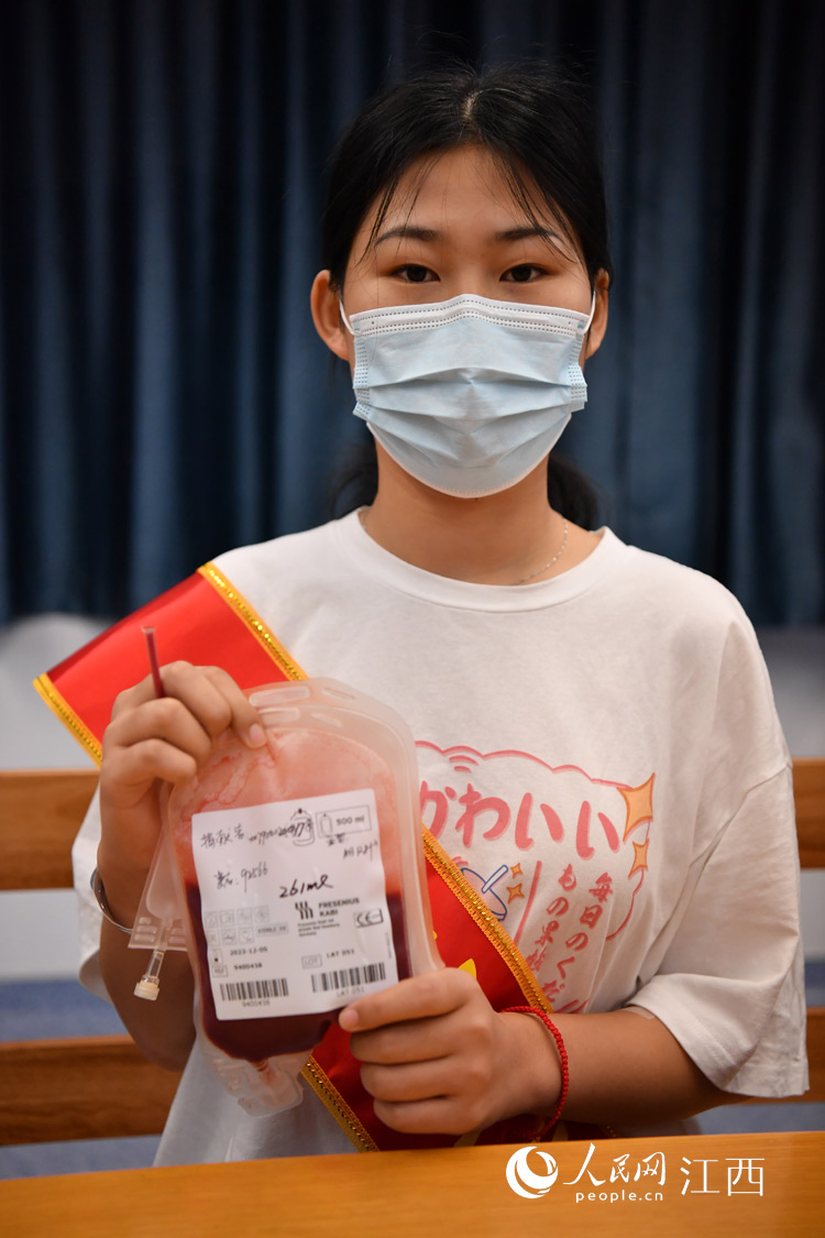 黄美华展示从自己体内捐献出来的造血干细胞。（人民网 时雨摄）