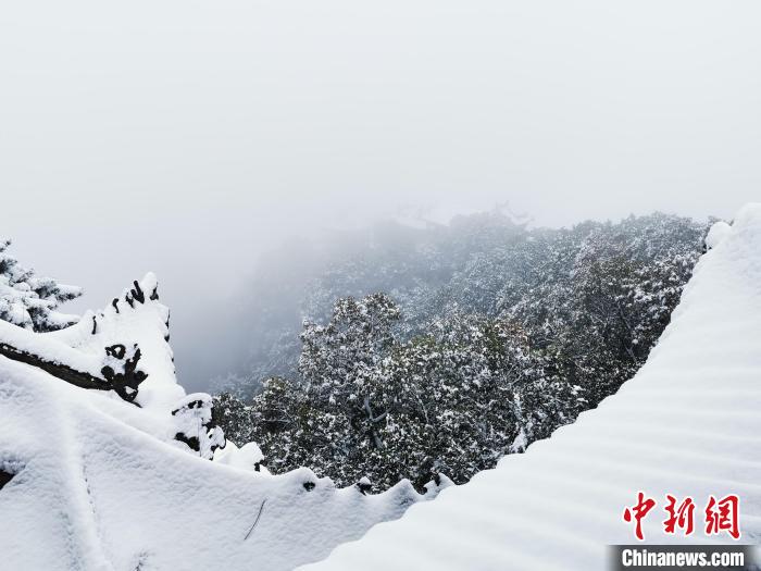 崆峒山自古就有“中华道教第一山”之美誉，是国家首批5A级旅游景区，图为雪中的崆峒山一角。　徐振华 摄