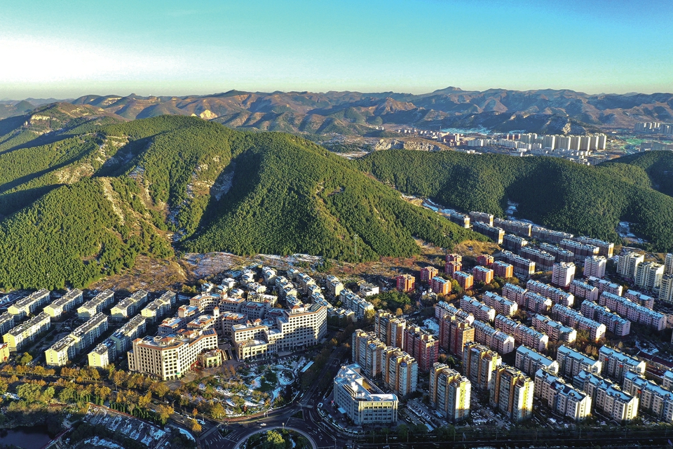山中有城 城中有山 山体生态修复展城市和谐美景