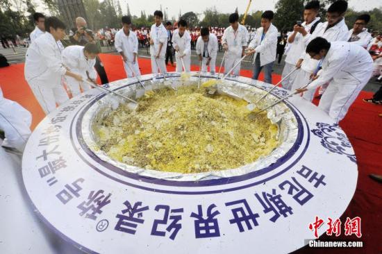 10月23日，扬州4192公斤“最大份炒饭”刷新吉尼斯世界纪录。孟德龙 摄 图片来源：视觉中国