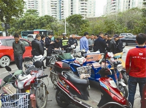 查扣的违法电动车。 图片来源：深圳交警微博