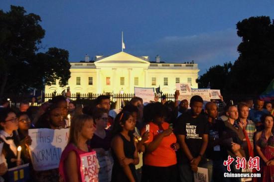 当地时间6月12日晚，数百名美国民众聚集在白宫外举行集会，悼念奥兰多枪击案遇难者。中新社记者 刁海洋 摄