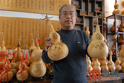 这些惟妙惟肖的葫芦烙画作品,都是黄旭的得意之作.