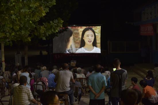 贾寨镇耿店村村民们在观看电影《第九个女婿》。