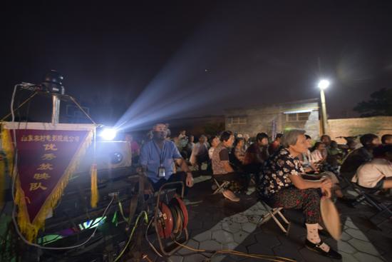 6月26日，村民们在观看故事片《拉荆笆 》。