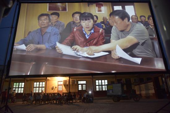6月27日傍晚，贾寨镇邢胡刘村村民们在观看公益电影。