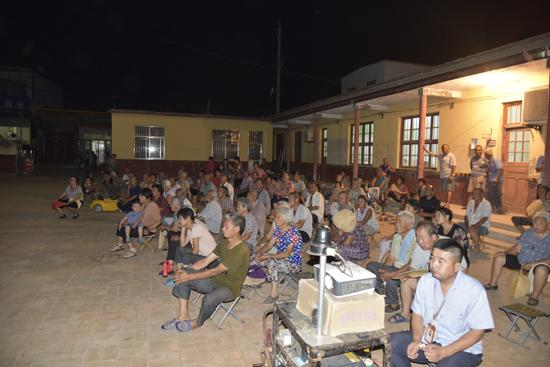 6月27日傍晚，贾寨镇邢胡刘村，村民们在观看放映的公益电影。