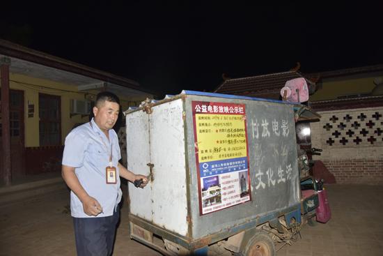 6月27日，贾寨镇邢胡刘村，电影放映完毕已接近深夜11点，贾喜安一个人收拾放映设备准备回家 。