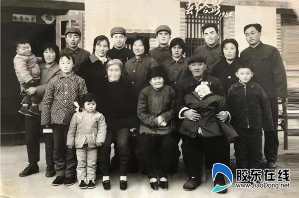 全家合影留念，父亲邓汝禄（前排右二，怀中抱着孙子），作者邓兆安（最后一排左二）。
