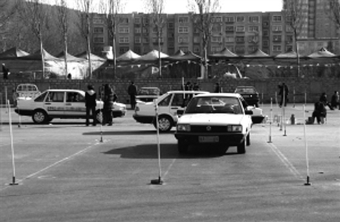 在省城一所驾校内,学员正在教练的指导下练车(资料片)记者刘畅摄