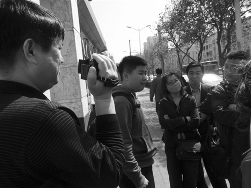 面试结束后,考生在交流看法 记者徐玉芹摄