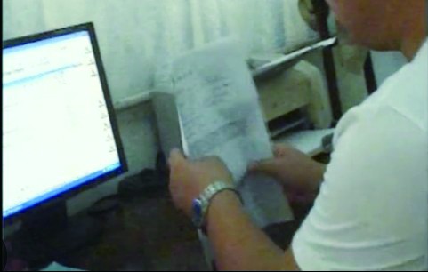 王世军一人开出三份法律文件(视频截图)