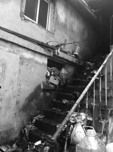 起火的环卫工住房位于青后小区二区