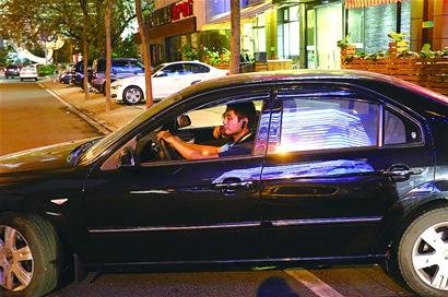 青岛80后代驾司机月收入上万 赚外快攒钱买房