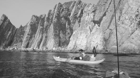 山东俩驴友划橡皮筏横渡渤海海峡遇险 多部门救援
