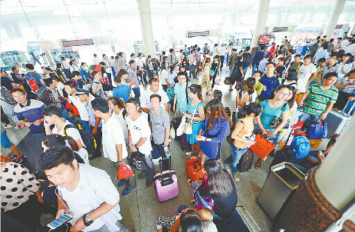 济南铁路昨日发送旅客9.5万人次 提着马扎坐火车