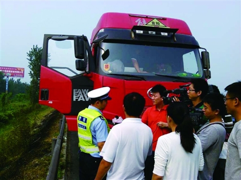 昨日,交管部门在济青高速查处违规危化品车辆 记者张金菊摄