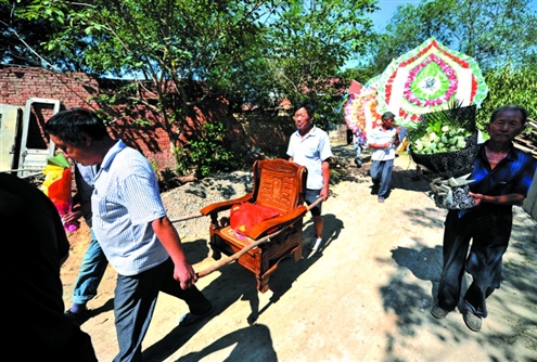 “坐”在一把简陋的木椅上,段老走完了最后一段路