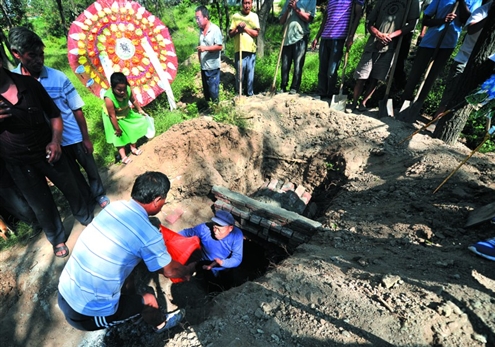 同村的热心人将老人下葬