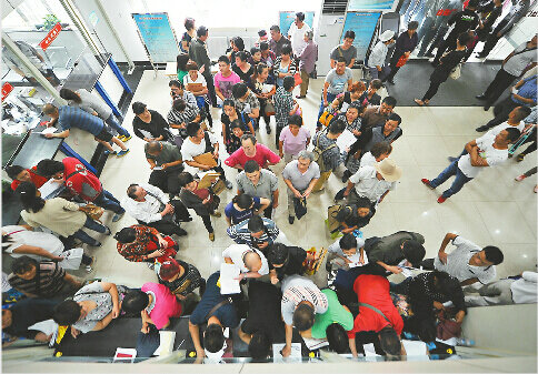 济南公租房申请持续“井喷” 市民昼夜排队申请