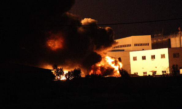 山东滨州一农药生产企业发生爆炸 现场爆炸声不断