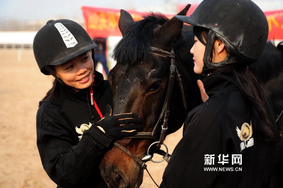 #（教育）（3）山东首批大学生获得马术专业课程结业证书