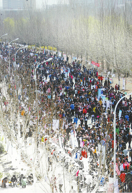 “就业季”纠结：招聘方招不到人 毕业生嫌薪资低