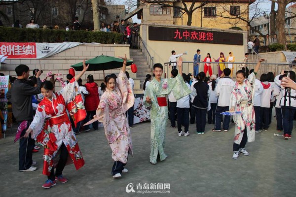 青岛九中国家风情周 怪异装束雷到没朋友