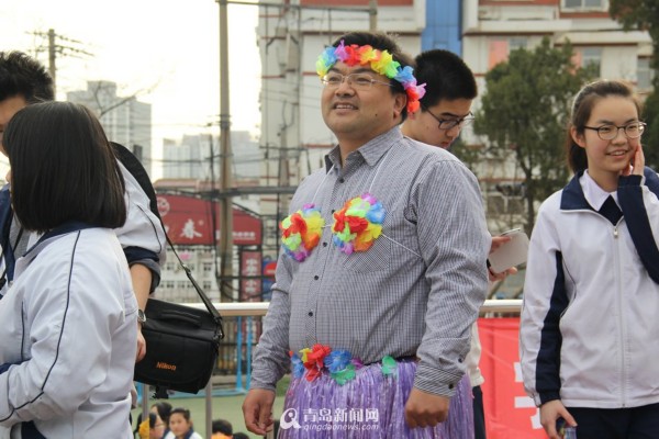 青岛九中国家风情周 怪异装束雷到没朋友