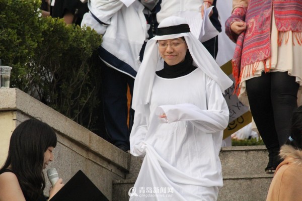 青岛九中国家风情周 怪异装束雷到没朋友