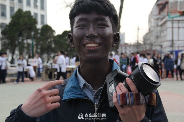 青岛九中国家风情周 怪异装束雷到没朋友